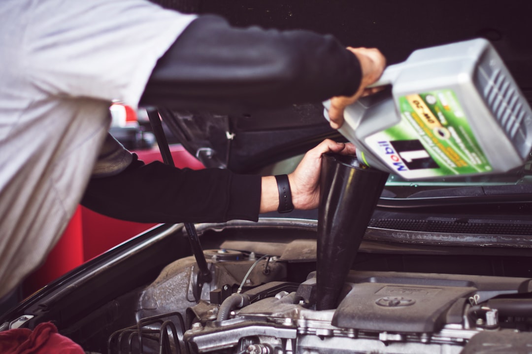 Meccanico al lavoro sul motore
